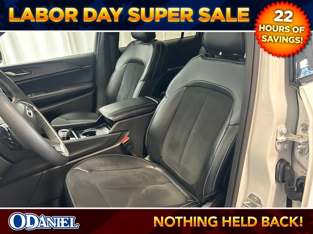 Used 2024 Jeep Grand Cherokee L Altitude AWD/4WD image 5