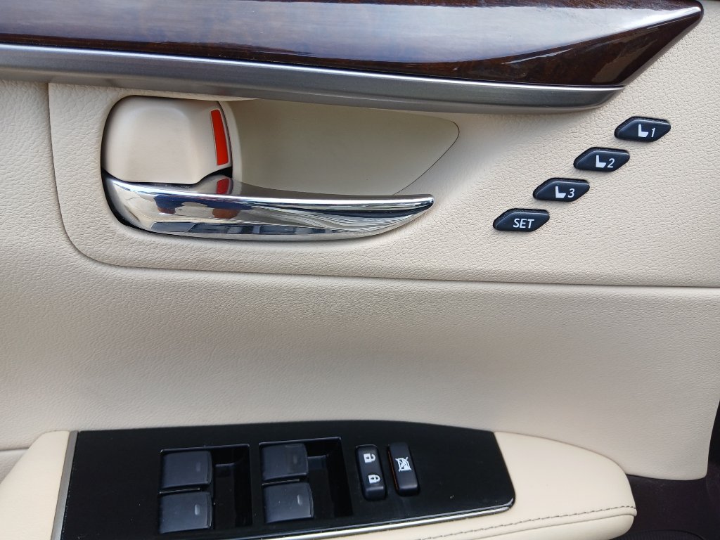 Used 2016 Lexus ES 350 w/ Luxury Package w/Wood Trim FWD image 10
