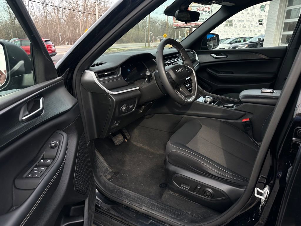 Used 2024 Jeep Grand Cherokee L Laredo AWD/4WD image 12