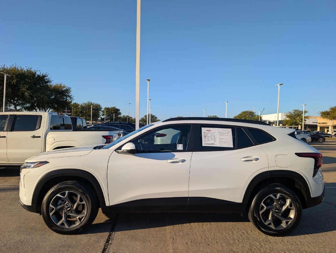 Used 2025 Chevrolet Trax LT w/ LT Convenience Package FWD image 3