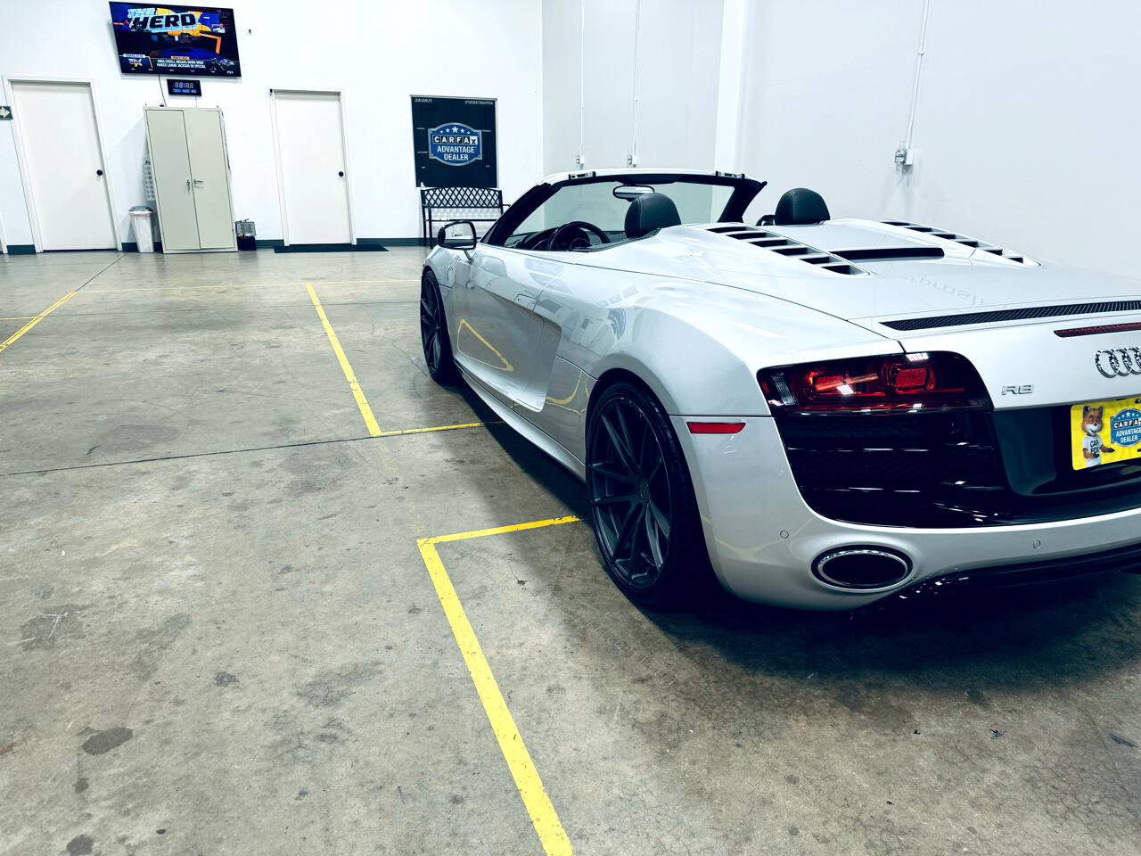 Used 2012 Audi R8 V10 w/ Enhanced Leather Pkg image 23