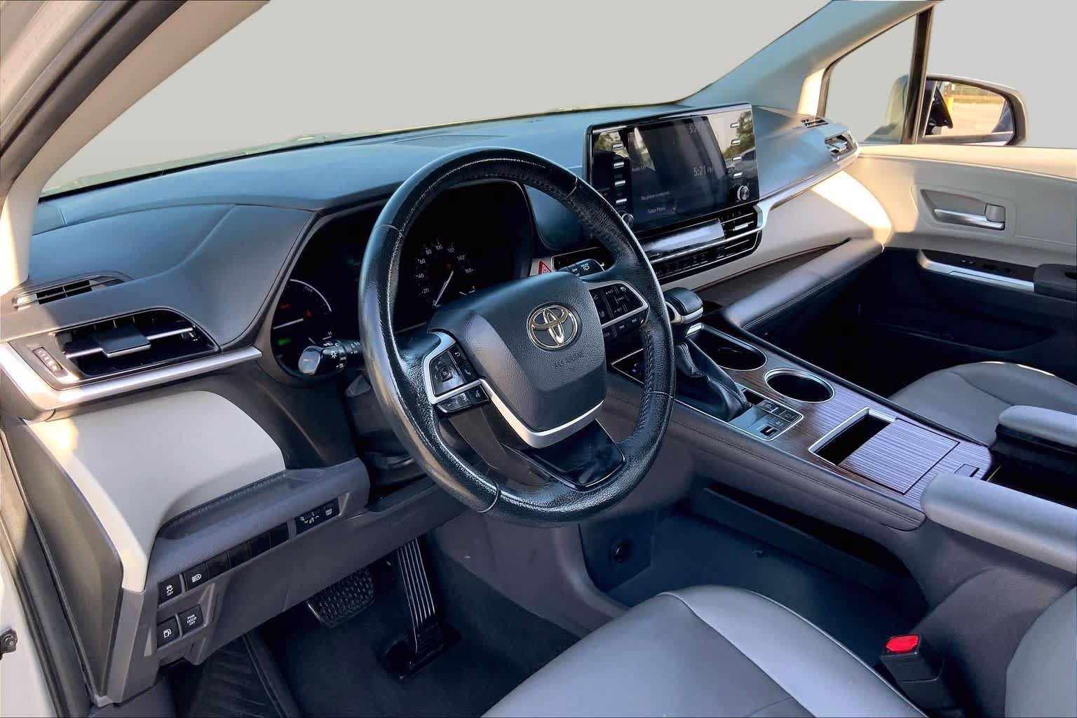 Used 2022 Toyota Sienna XLE FWD image 17