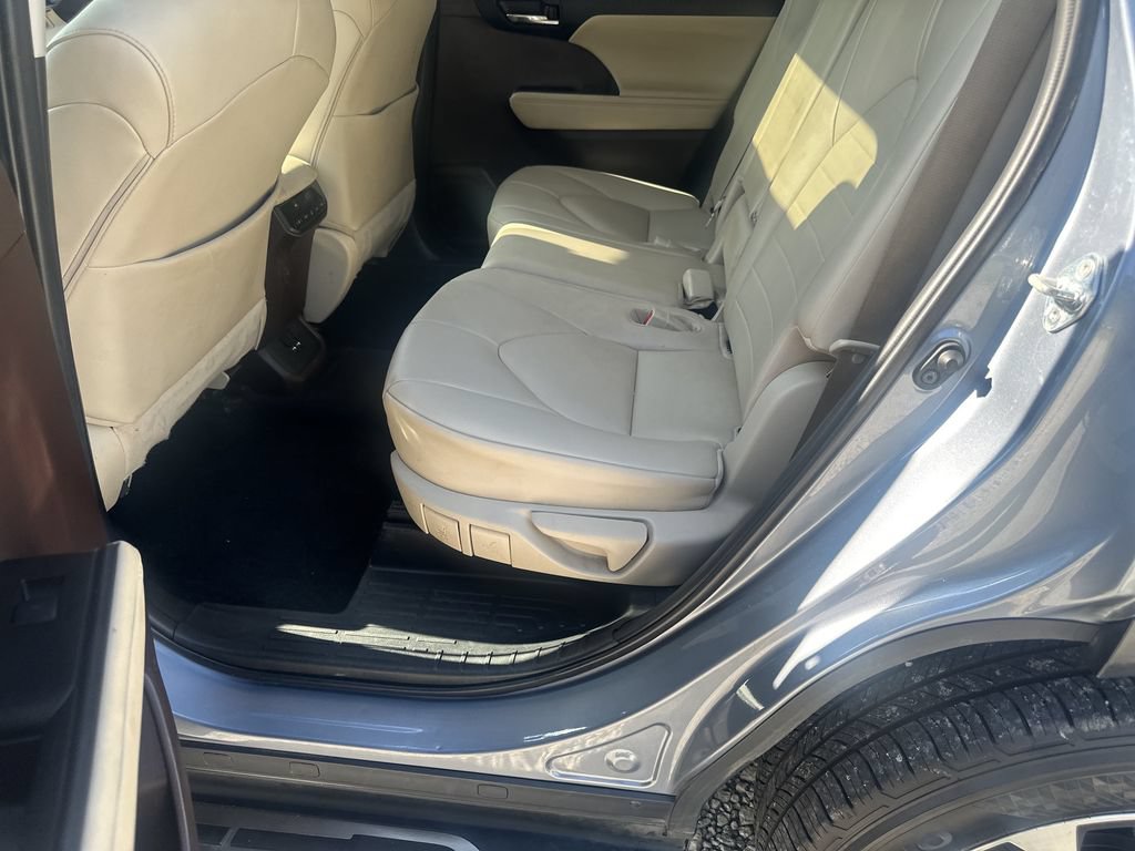 Used 2020 Toyota Highlander XLE AWD/4WD image 20