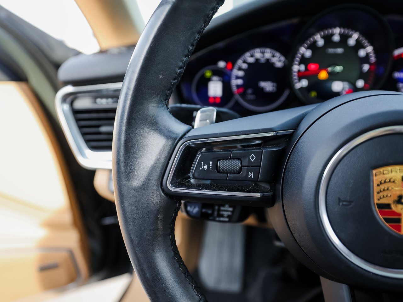 Certified 2023 Porsche Panamera Platinum Edition image 17