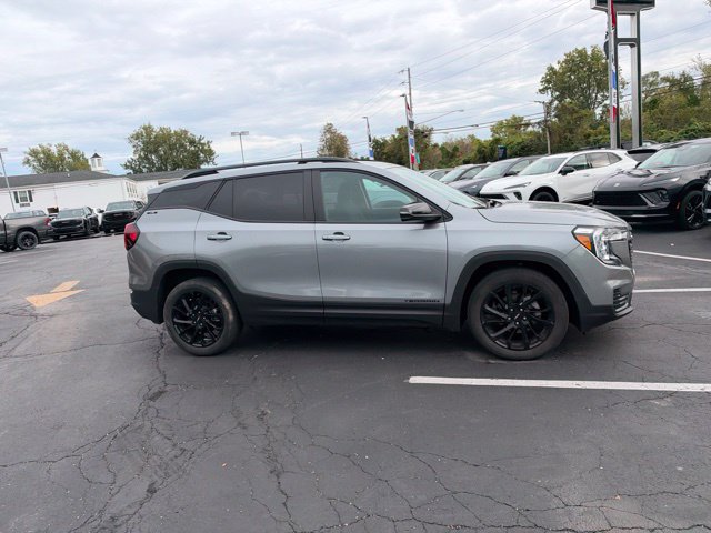 Used 2023 GMC Terrain SLE w/ Driver Convenience Package FWD image 3