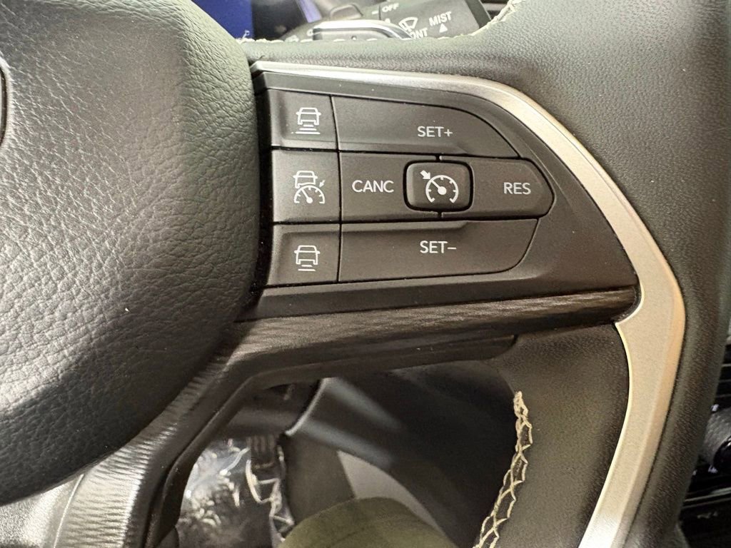Used 2023 Jeep Grand Cherokee L Laredo AWD/4WD image 25
