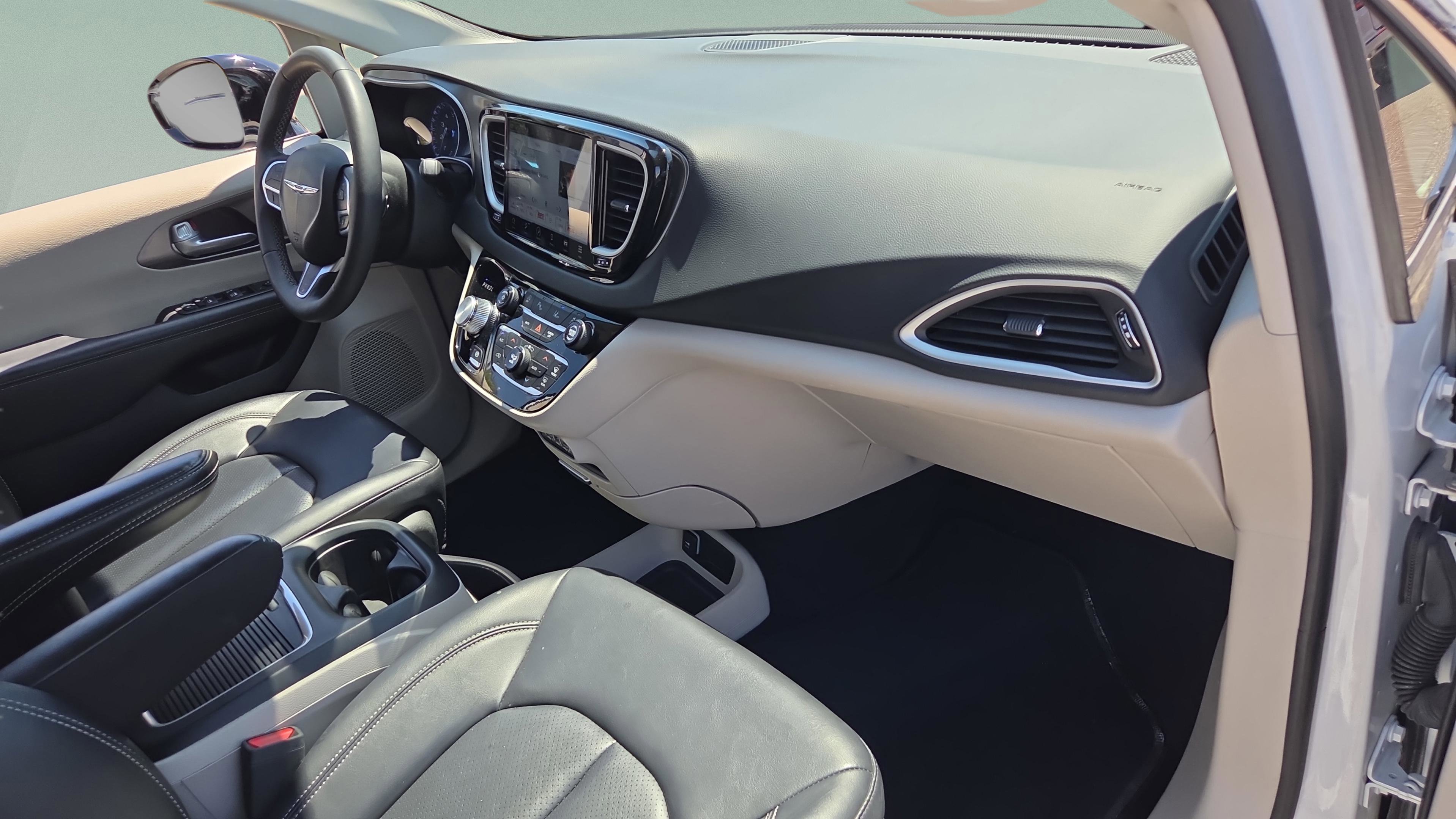 Used 2024 Chrysler Pacifica Touring-L image 27