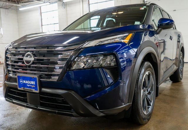 Used 2025 Nissan Rogue SV w/ SV Premium Package image 2