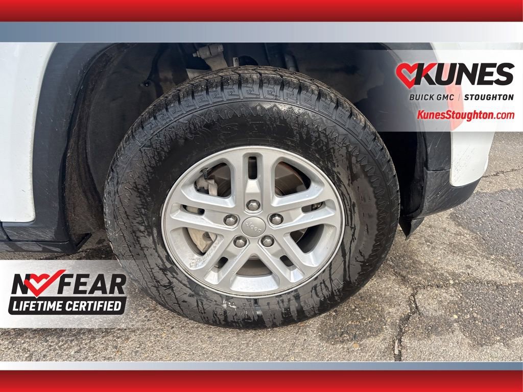 Used 2024 Jeep Grand Cherokee Laredo image 15