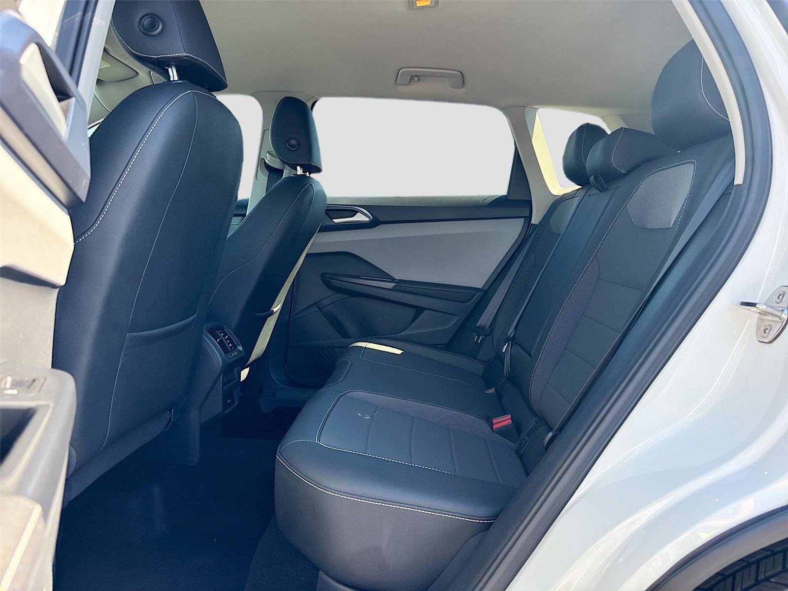 Used 2024 Volkswagen Taos SE image 27