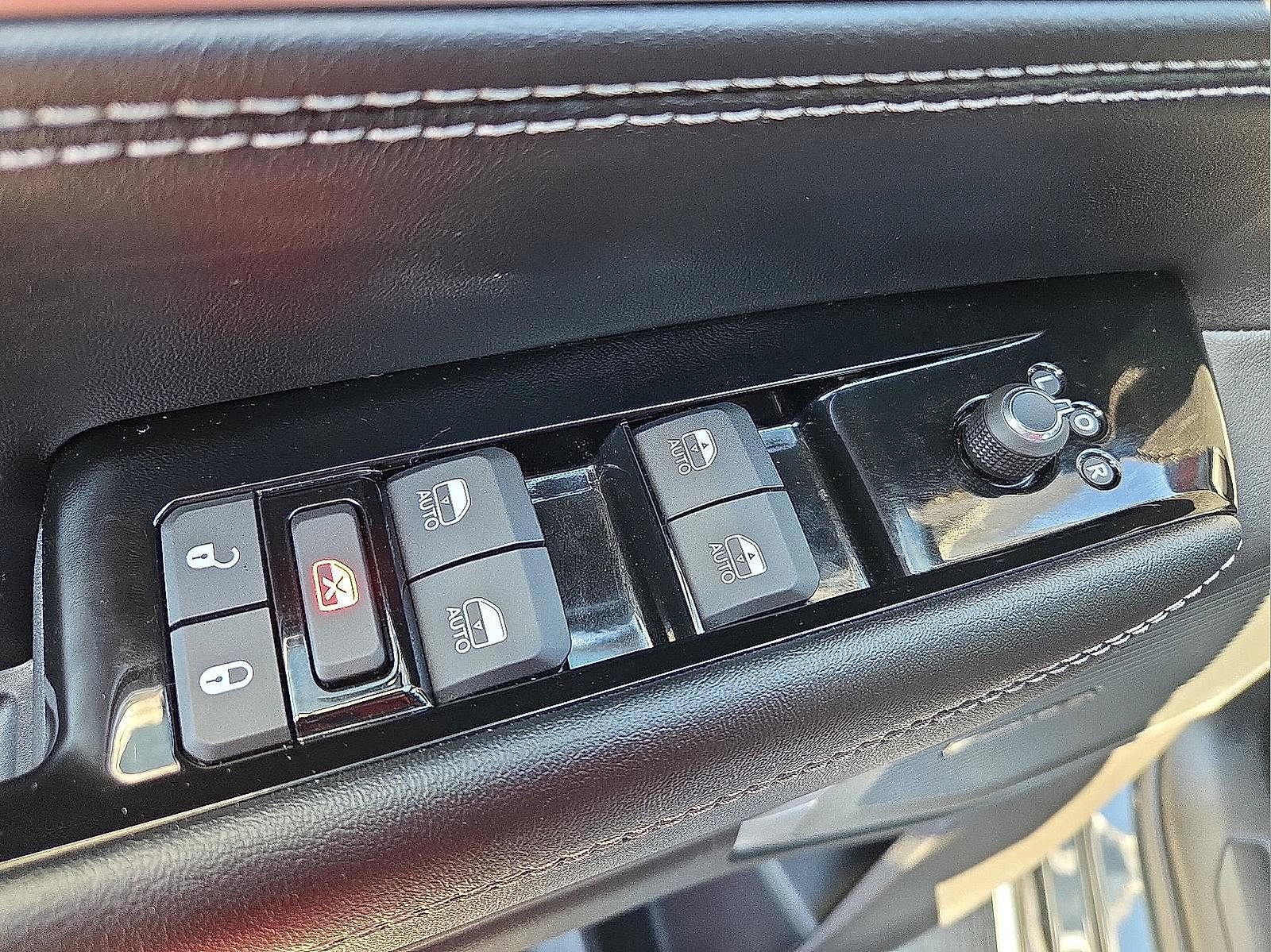 Used 2025 Jeep Wagoneer 4WD image 15