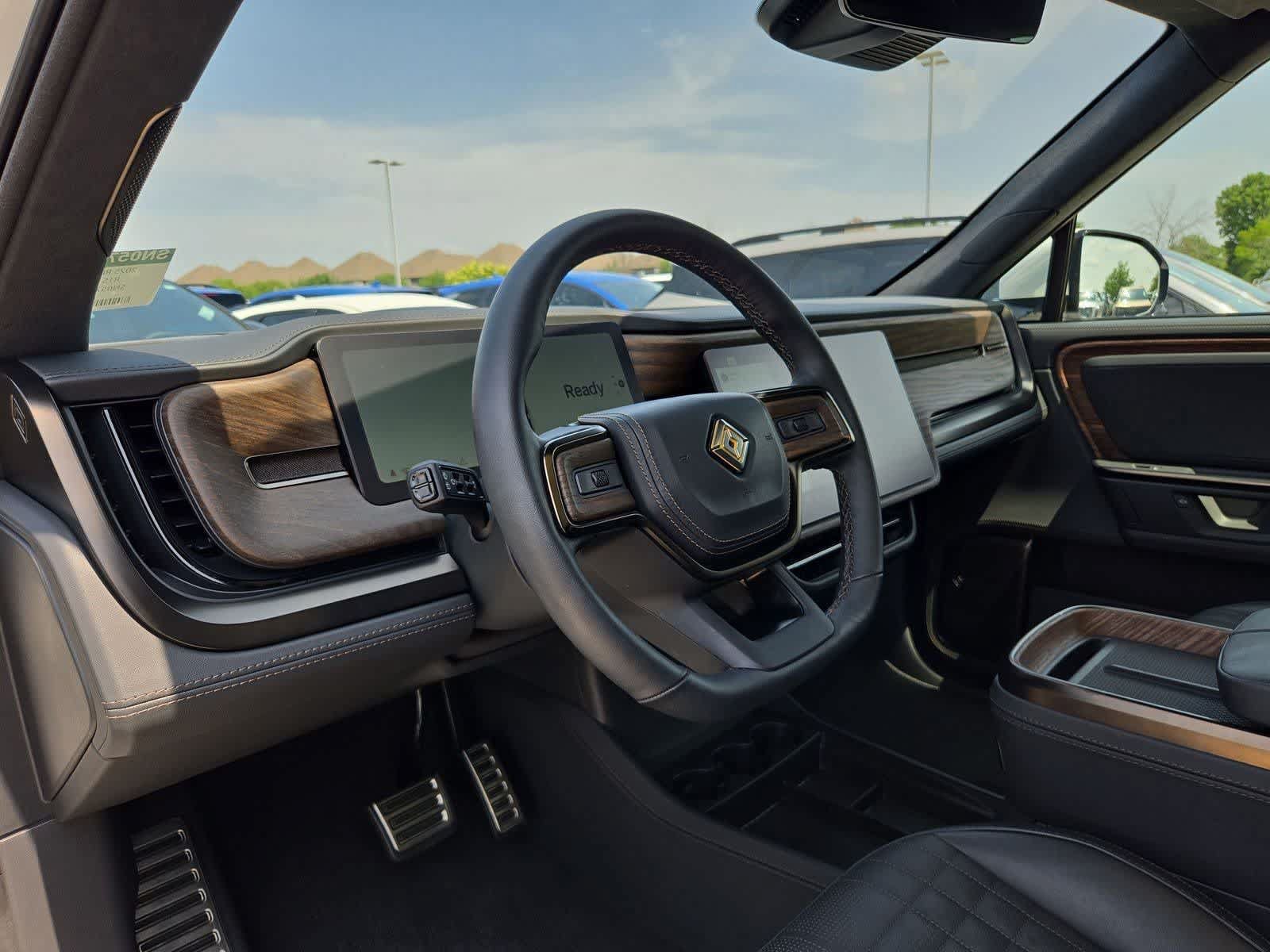 Used 2025 Rivian R1S Premium AWD/4WD image 2