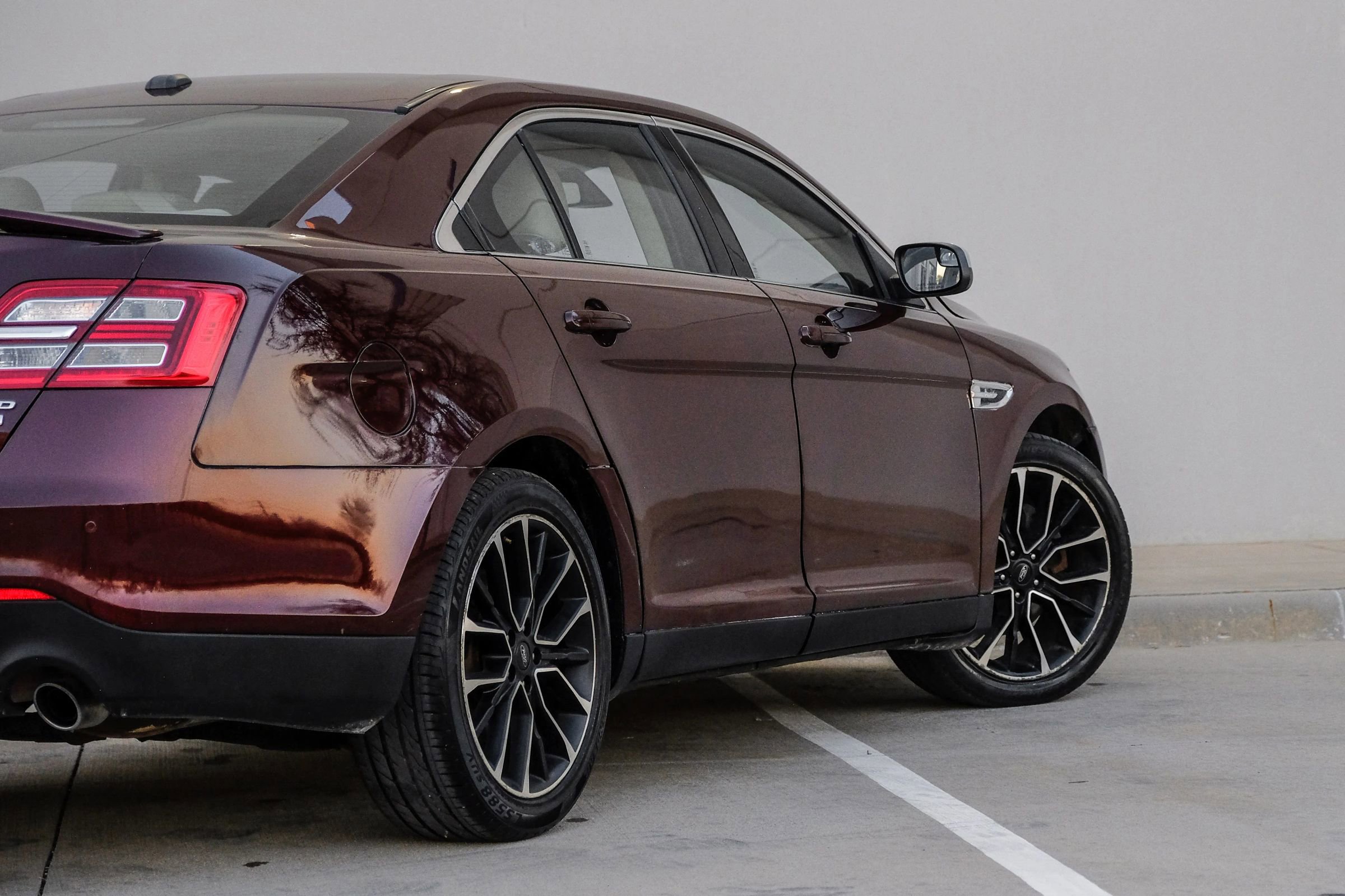 Used 2019 Ford Taurus Limited image 6