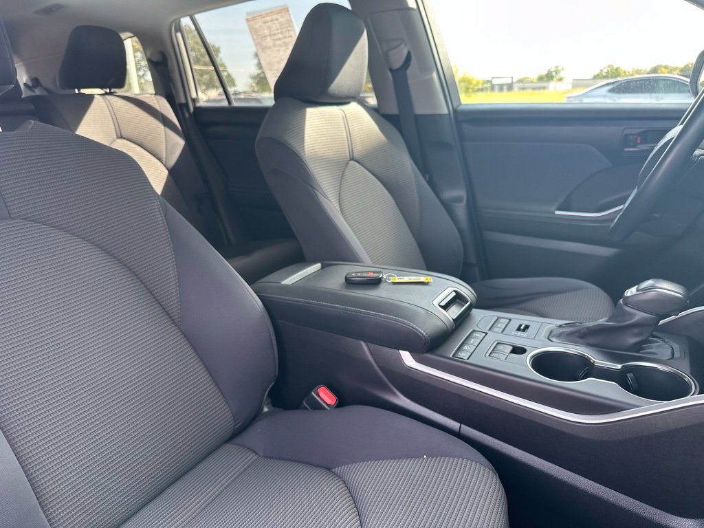 Used 2021 Toyota Highlander LE AWD/4WD image 31