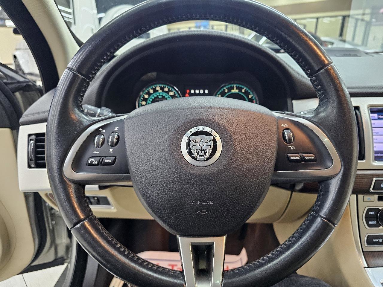 Used 2013 Jaguar XF image 28