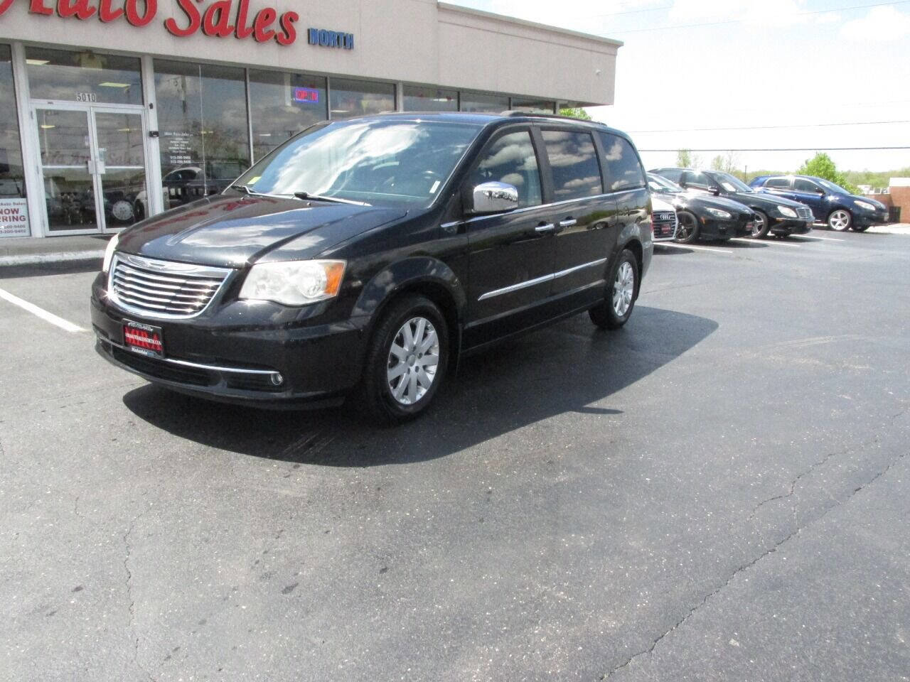 Used 2012 Chrysler Town & Country Touring-L w/ Driver Convenience Group FWD image 4