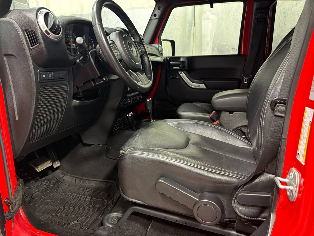 Used 2015 Jeep Wrangler Unlimited Rubicon w/ Connectivity Group AWD/4WD image 3