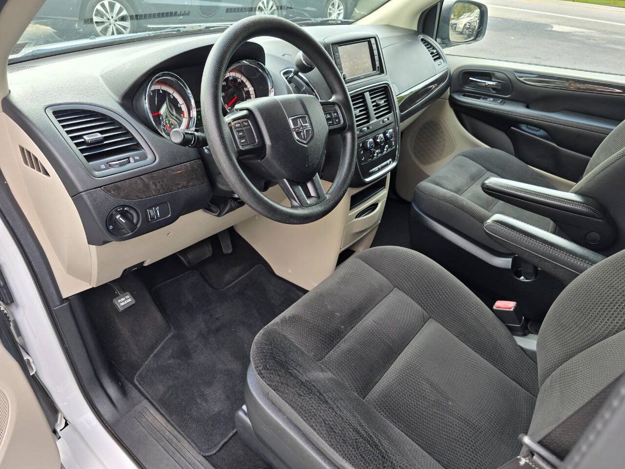 Used 2018 Dodge Grand Caravan SE w/ UConnect Hands-Free Group FWD image 11
