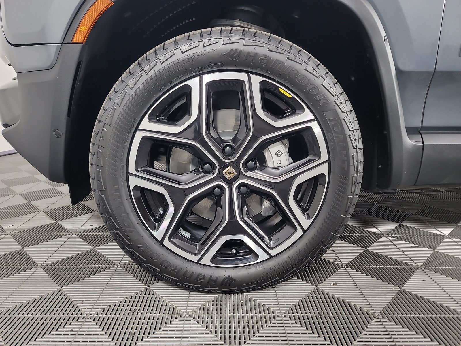 Used 2024 Rivian R1S Adventure AWD/4WD image 9