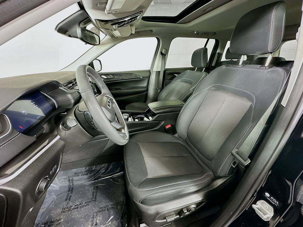 Used 2023 Jeep Grand Cherokee Laredo w/ Luxury Tech Group I image 32