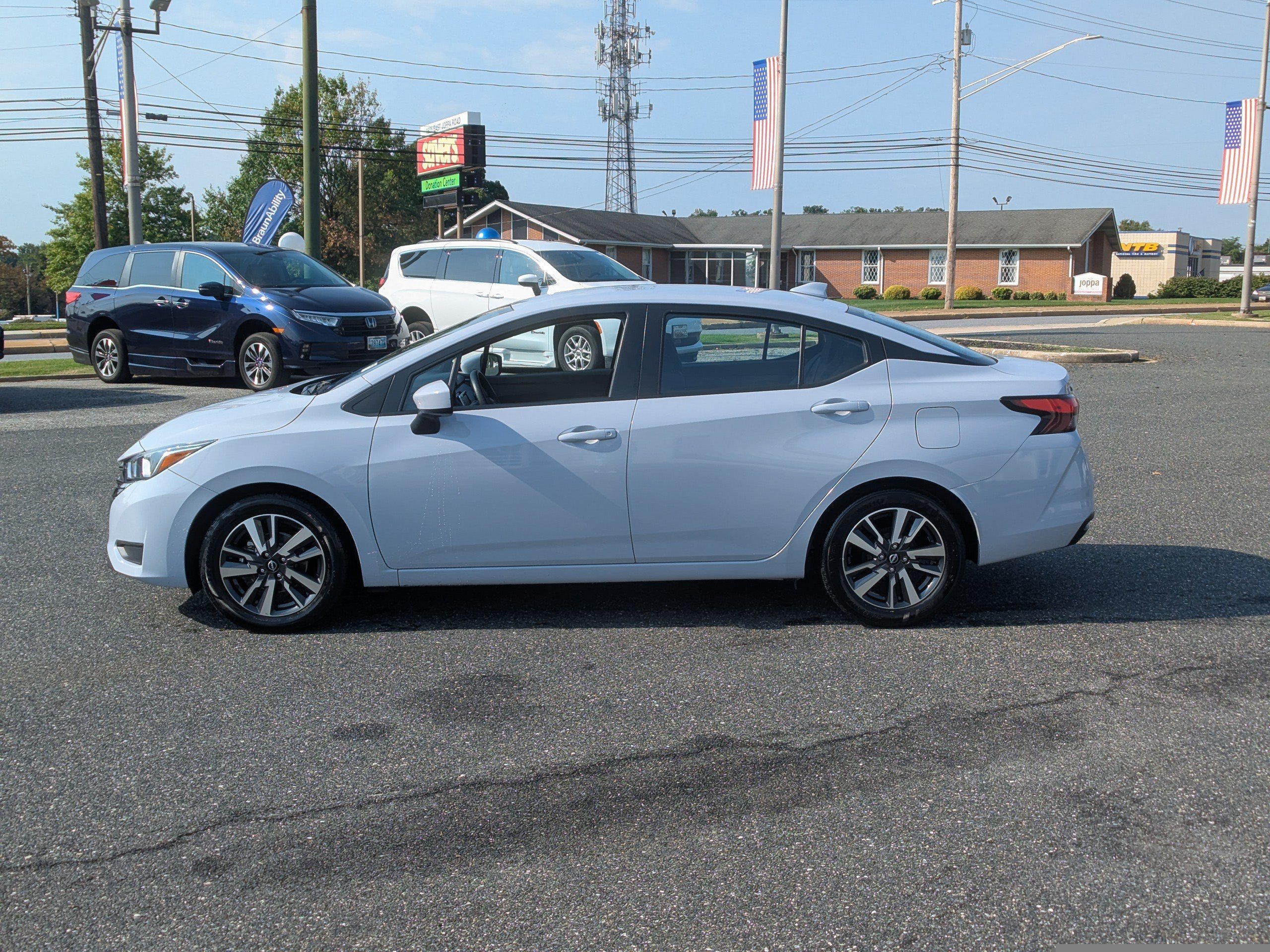 Used 2024 Nissan Versa SV FWD image 5