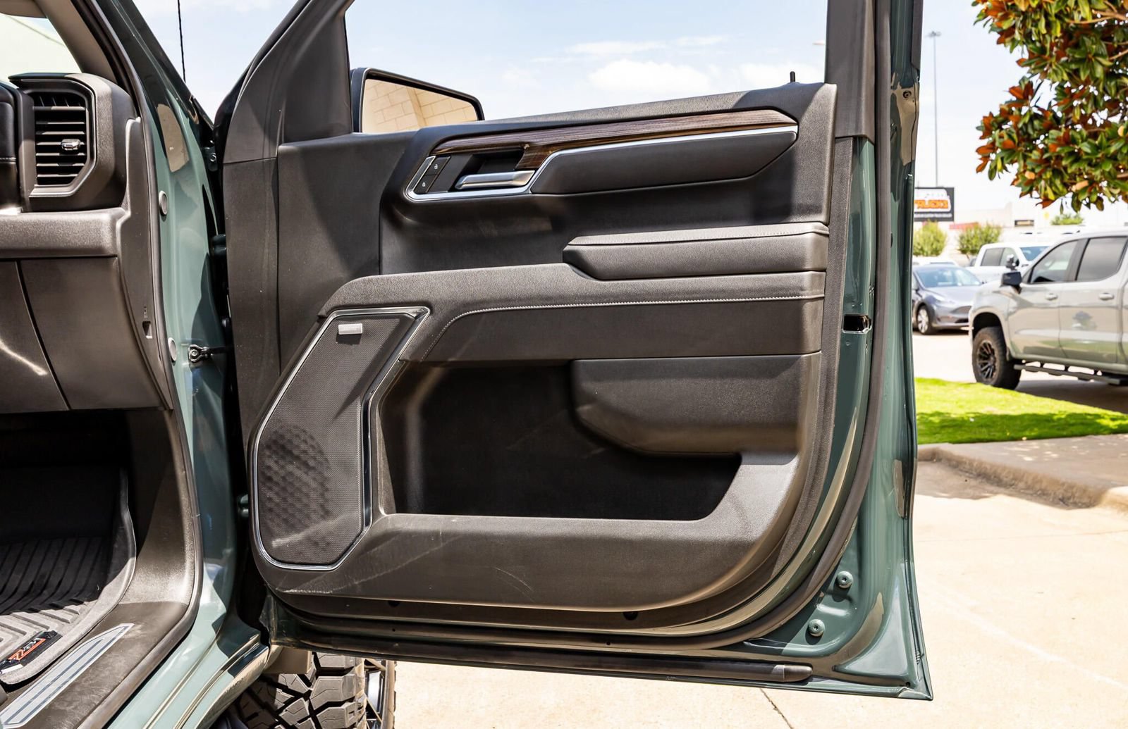 Used 2025 Chevrolet Silverado 1500 LT Trail Boss w/ Convenience Package II AWD/4WD image 38