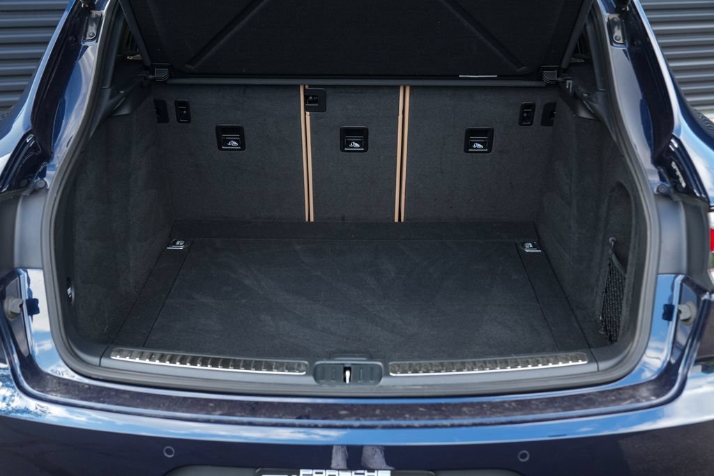 Certified 2021 Porsche Macan AWD/4WD image 17