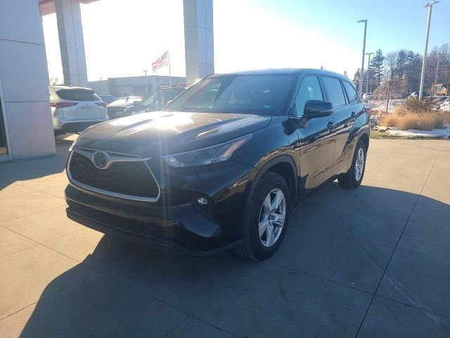 Used 2023 Toyota Highlander LE image 3