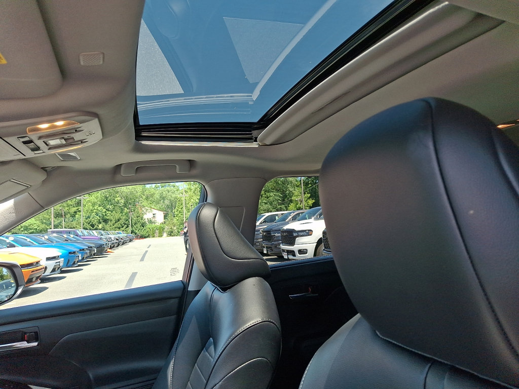 Used 2022 Toyota Highlander XLE AWD/4WD image 28