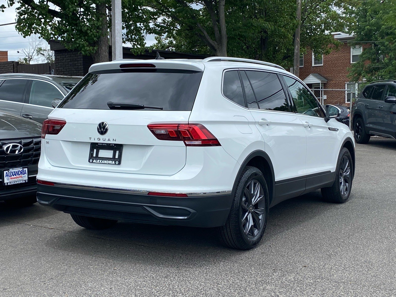Certified 2024 Volkswagen Tiguan SE w/ Panoramic Sunroof Package FWD image 3
