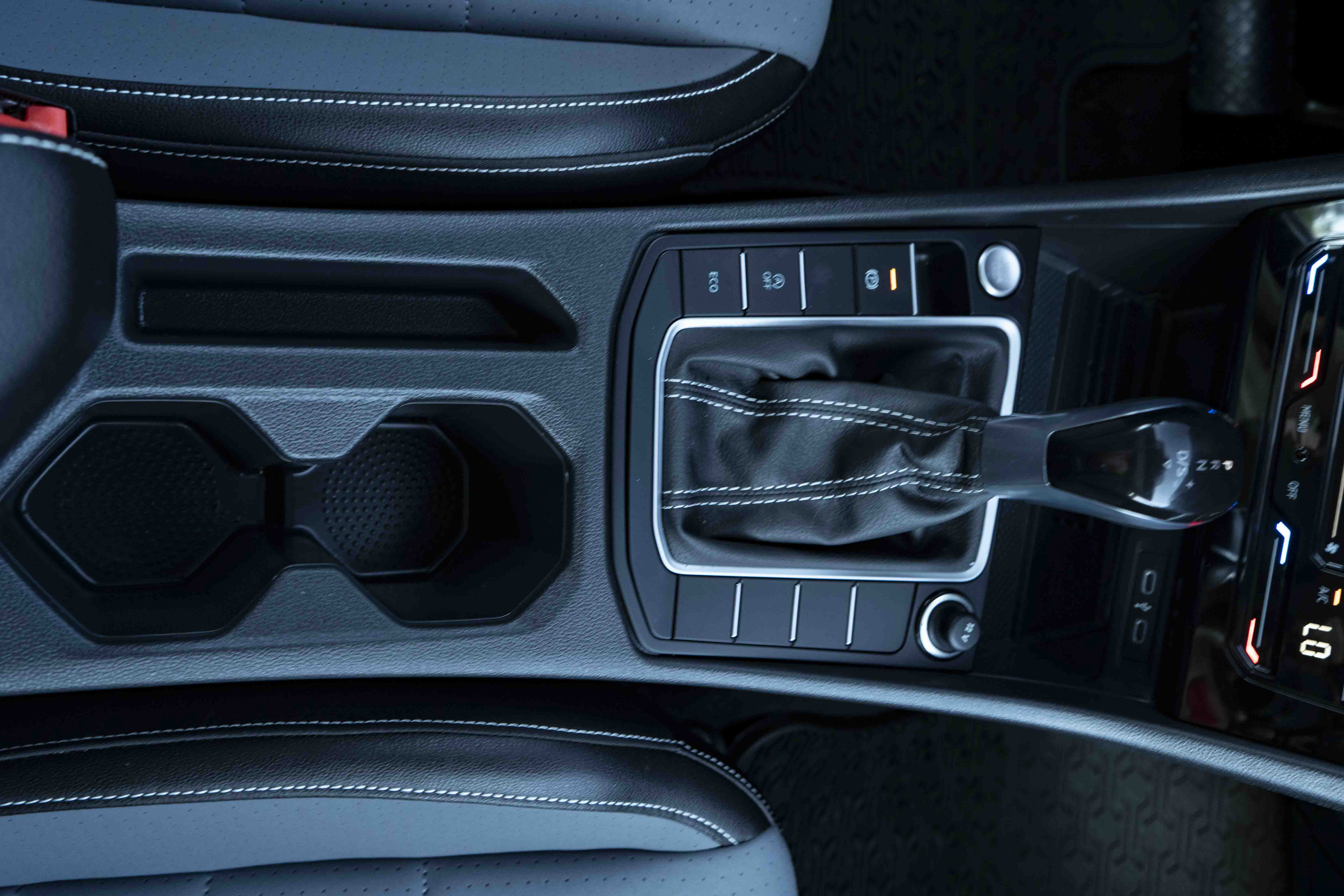 Certified 2025 Volkswagen Jetta SE w/ Sunroof Package FWD image 26