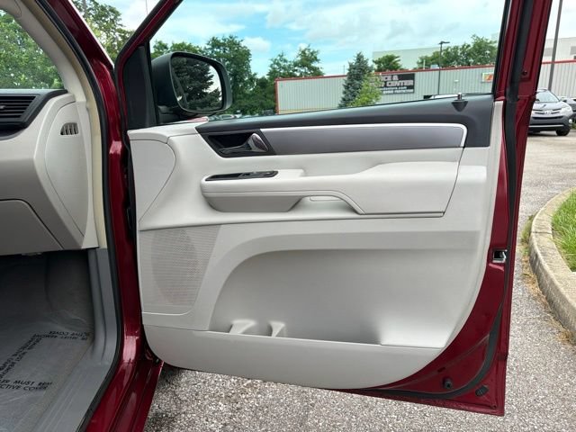 Used 2011 Volkswagen Routan SE FWD image 30