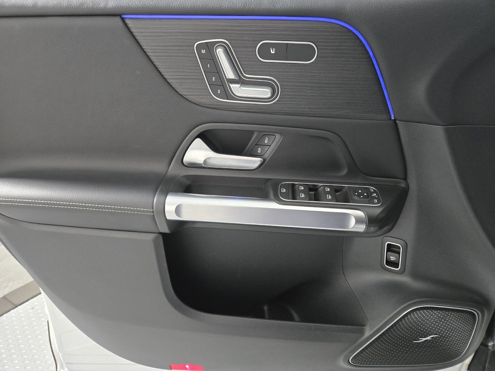 Used 2025 Mercedes-Benz GLB 250 image 21