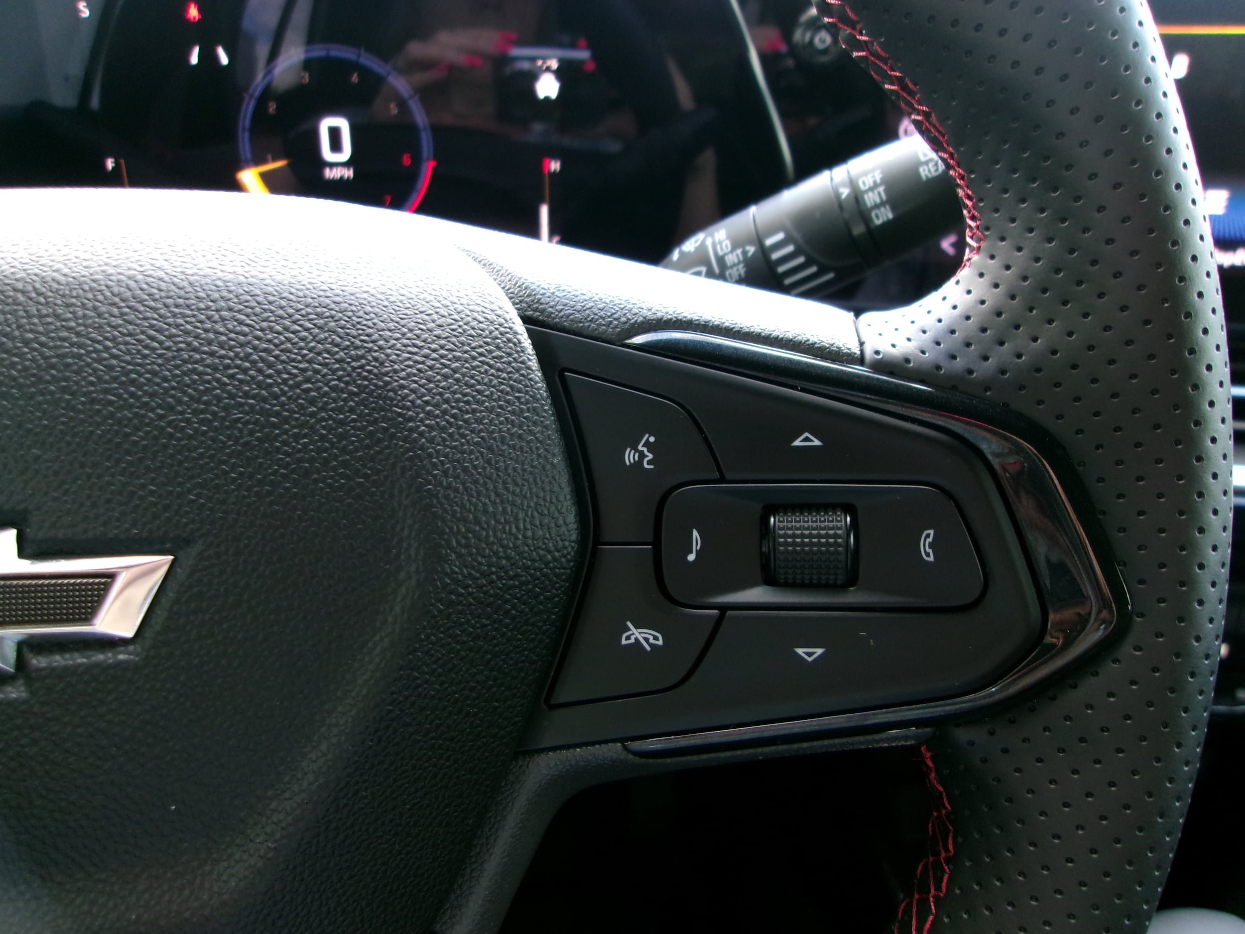 Used 2025 Chevrolet Trax RS FWD image 11