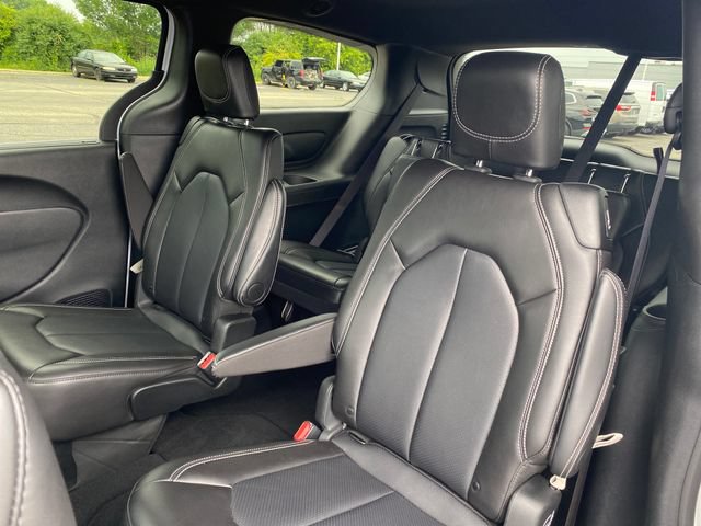 Used 2025 Chrysler Pacifica Select FWD image 18