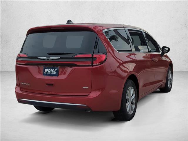 Used 2025 Chrysler Pacifica Select image 5
