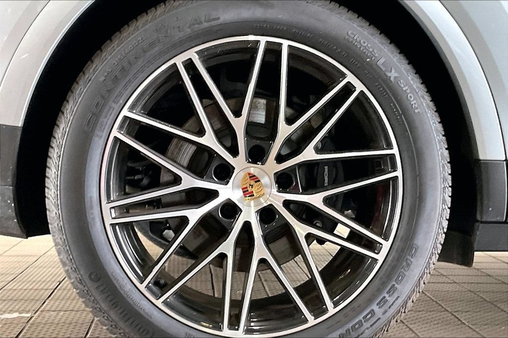 Used 2025 Porsche Cayenne AWD/4WD image 35