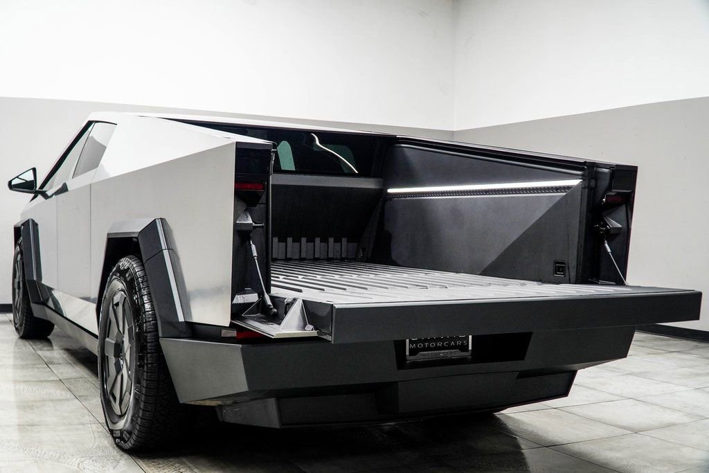 Used 2025 Tesla Cybertruck AWD Crew Cab image 18