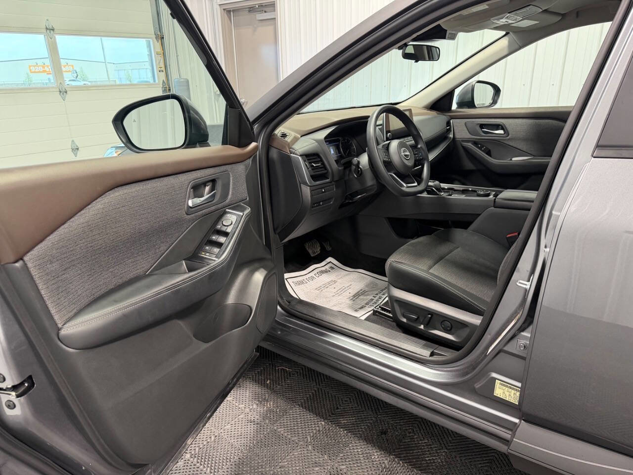 Used 2023 Nissan Rogue SV AWD/4WD image 6
