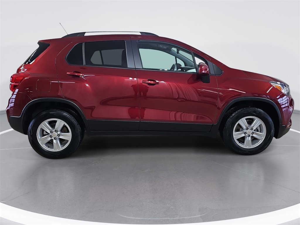 Certified 2022 Chevrolet Trax LT w/ LT Convenience Package image 2