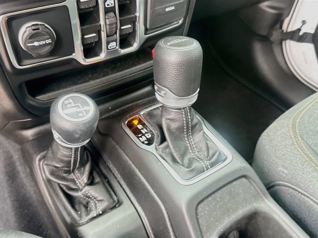 Used 2025 Jeep Gladiator Overland AWD/4WD image 18