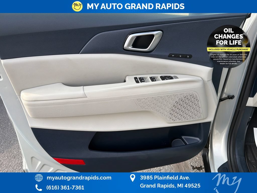 Used 2025 Kia Carnival EX FWD image 10