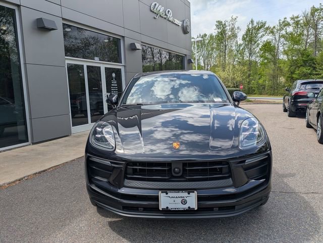 Used 2025 Porsche Macan AWD/4WD image 11