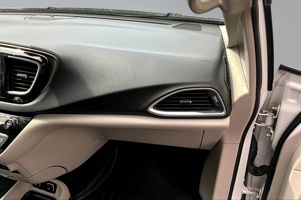 Used 2017 Chrysler Pacifica Touring Plus FWD image 29
