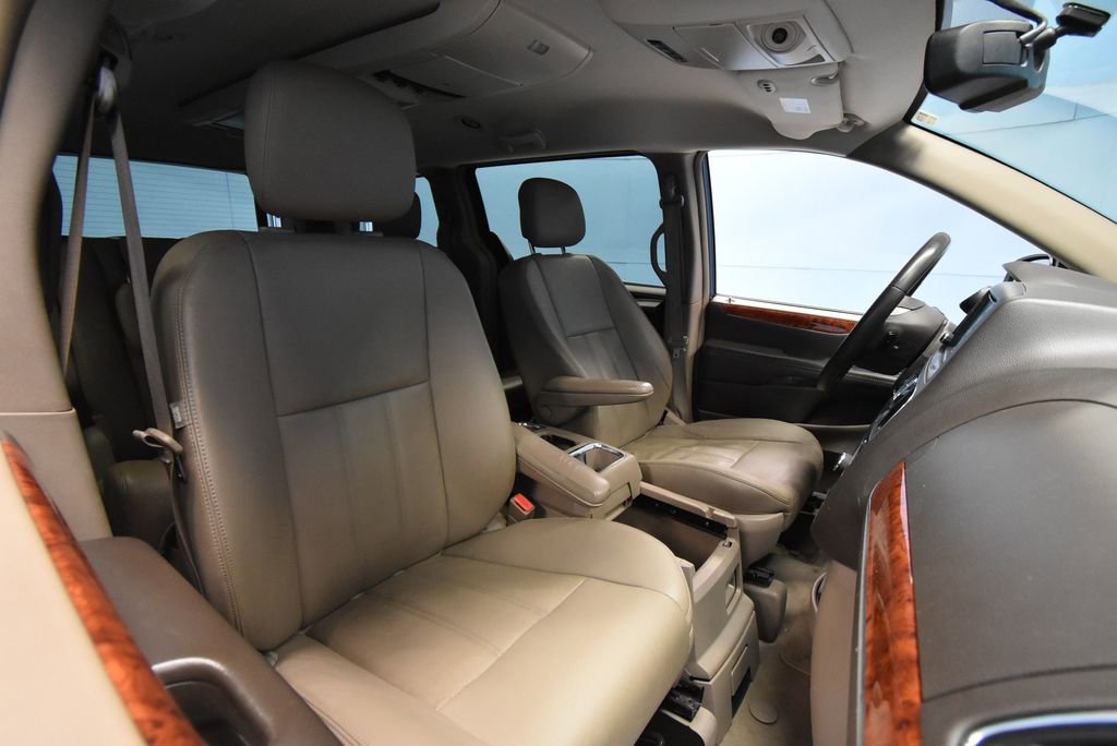 Used 2016 Chrysler Town & Country Touring FWD image 25