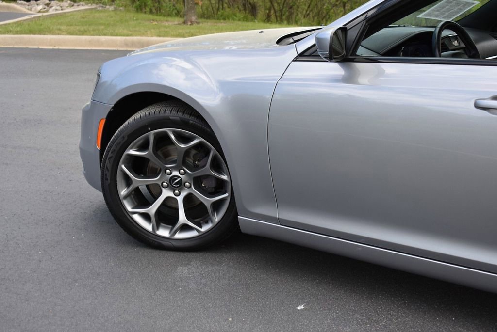 Used 2018 Chrysler 300 S w/ 300S Premium Group RWD image 9