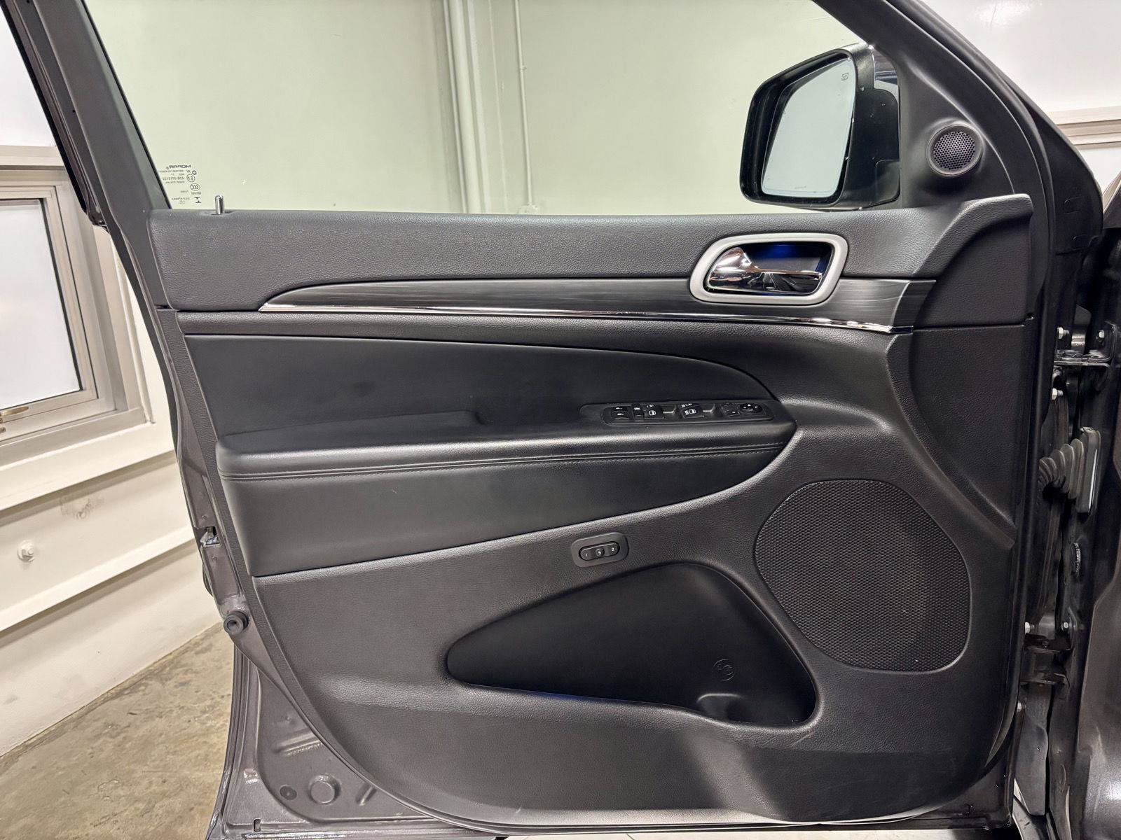 Used 2021 Jeep Grand Cherokee Limited AWD/4WD image 13