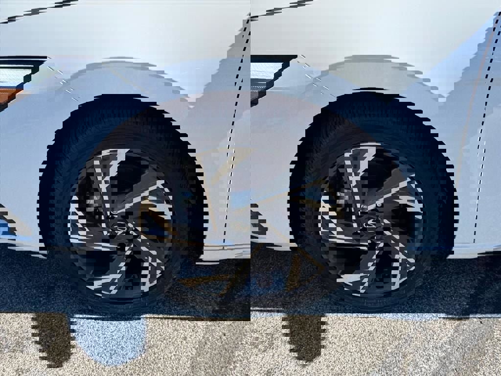 Used 2025 Hyundai Elantra Limited image 17