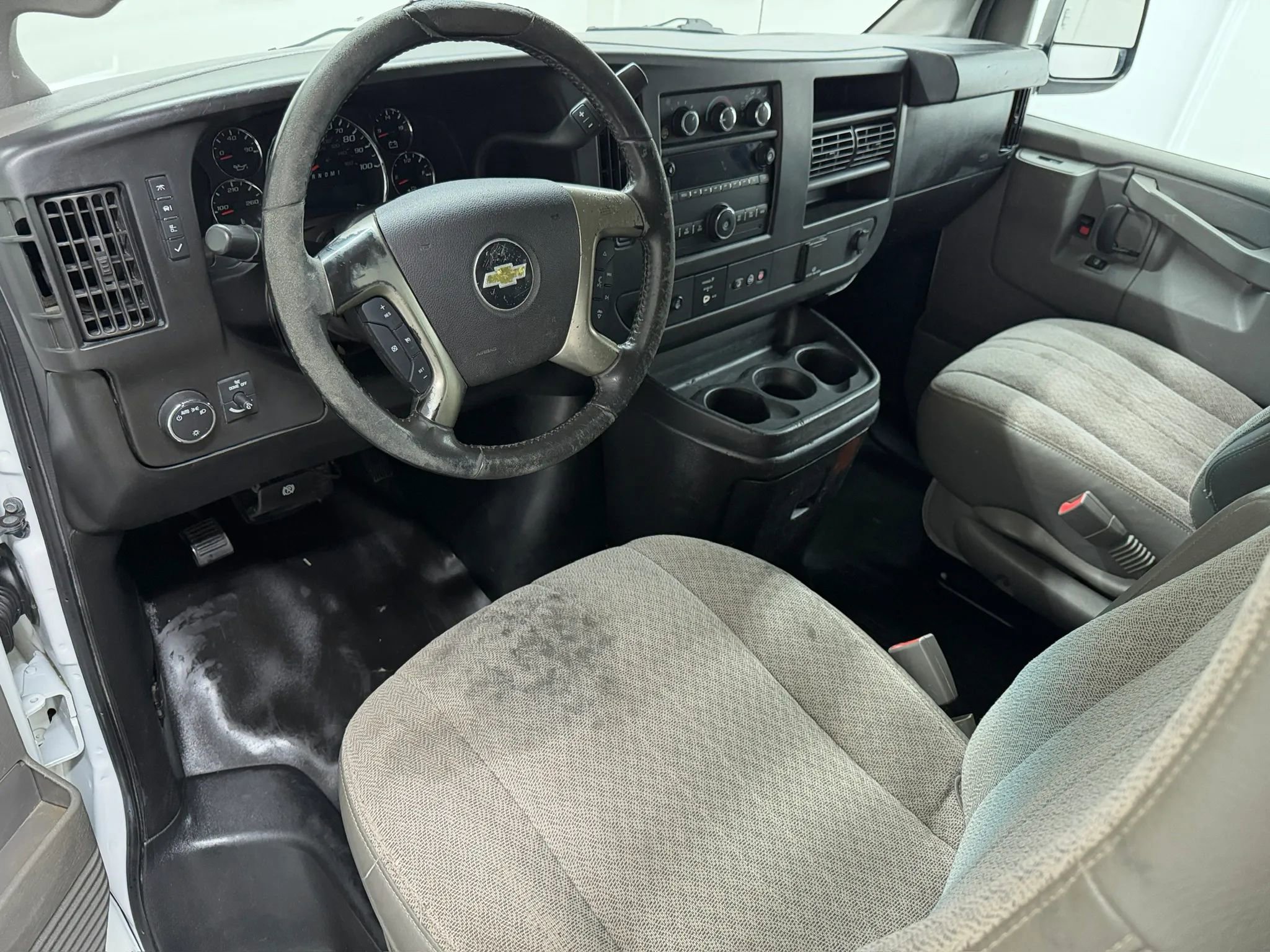 Used 2018 Chevrolet Express 3500 Extended w/ Driver Convenience Package RWD image 2