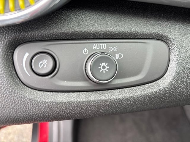 Used 2025 Chevrolet Trax LT w/ Sunroof Package FWD image 15